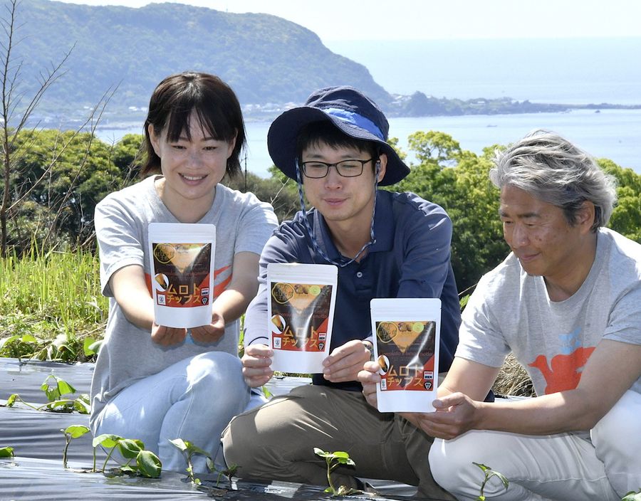 「西山台地の魅力を広めたい」と話す河合英治さん＝右端＝ら