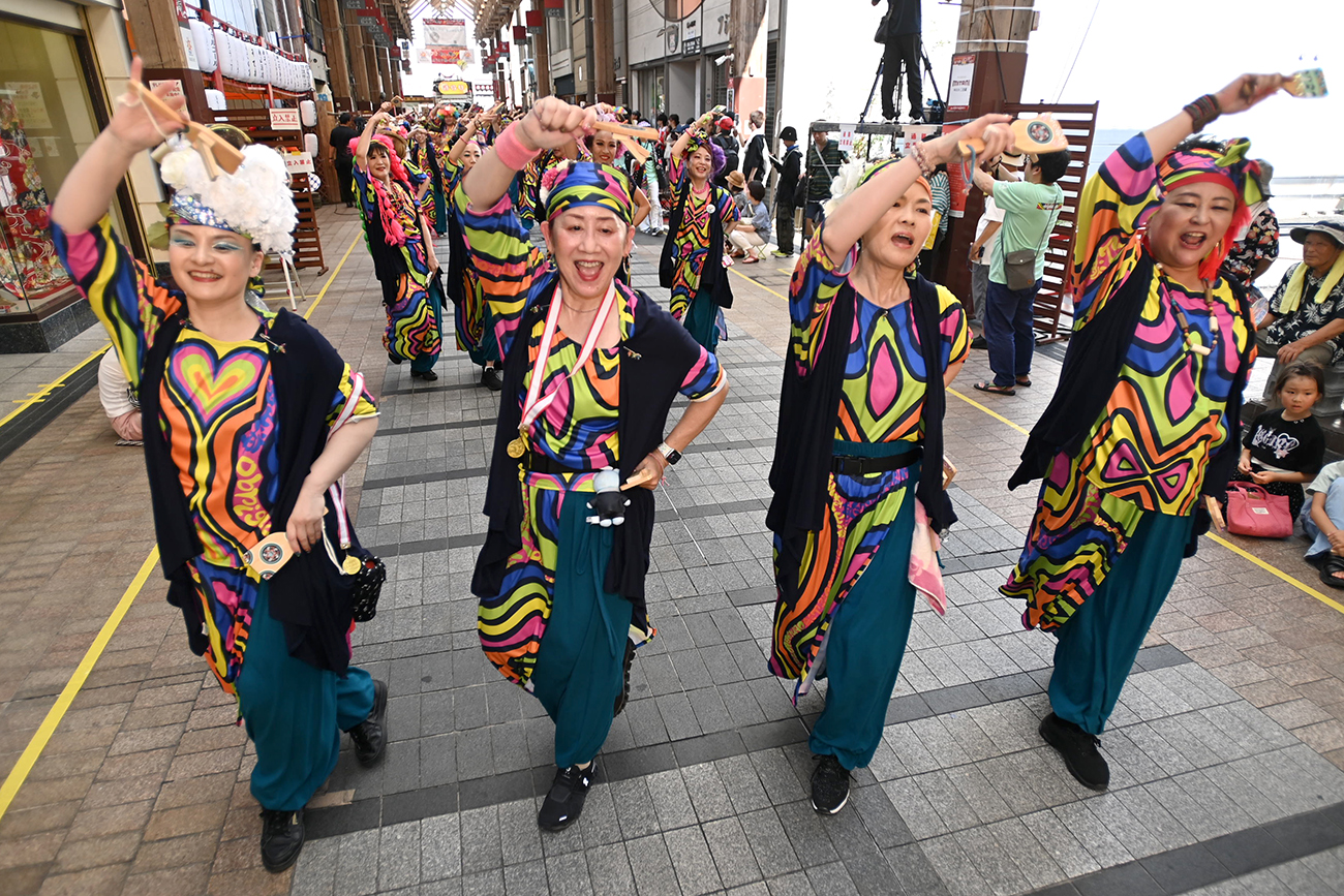 俺クロ☆よさこい祭り限定購入特典缶バッジ ヒバナさん×5 obrigado花山海―2025よさこい祭り全チーム紹介 | 高知新聞