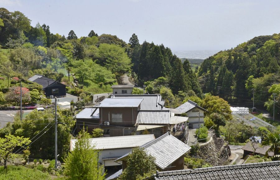 山の合間から香長平野が望める集落。写真左の黒い建物が天茶カフェ