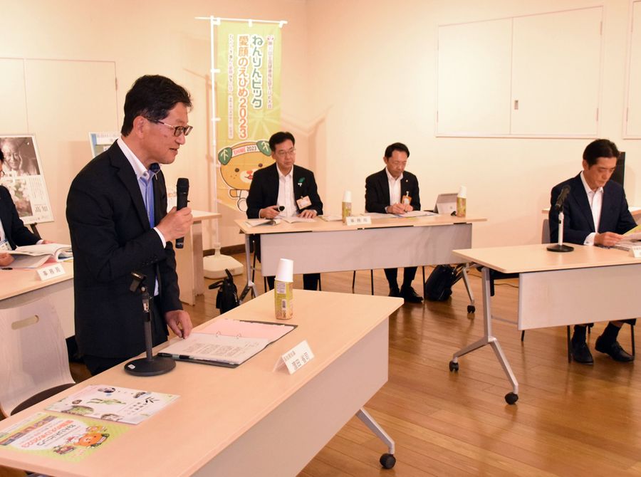 ＪＲ予土線の存続などについて意見を交わした浜田知事＝左＝と中村知事（愛媛県久万高原町）