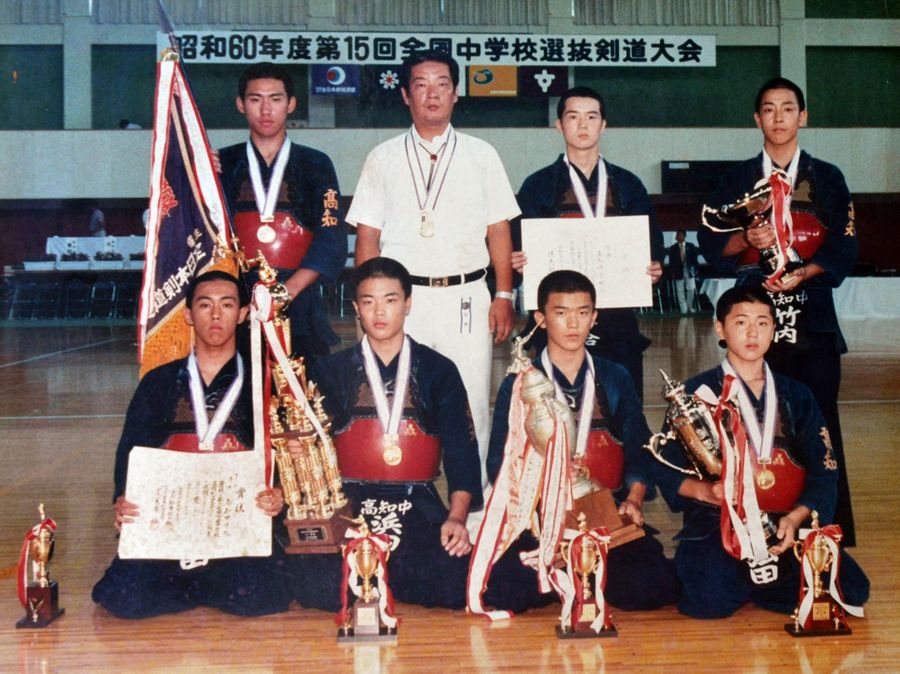 優勝直後の高知中の選手たち（１９８５年８月２２日、北海道砂川市総合体育館）