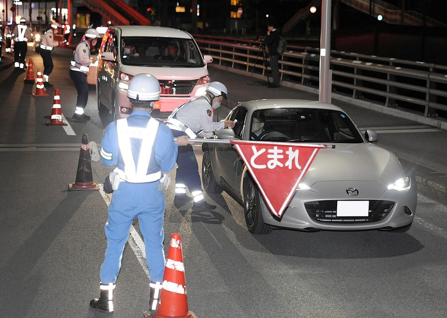 橋を〝封鎖〟して行われた飲酒検問（１２日午後１１時２５分ごろ、高知市葛島２丁目の新葛島橋）