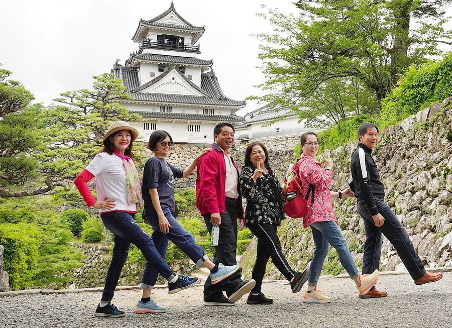 旅の最終日、高知城をバックに記念撮影する台湾のツアー客ら。第１陣は約１８０人が土佐路などを巡った（高知市）