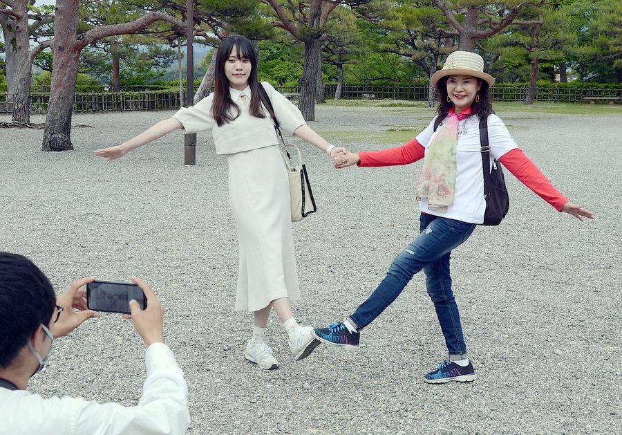 高知城で、はい、ポーズ。決まってる？（高知市）