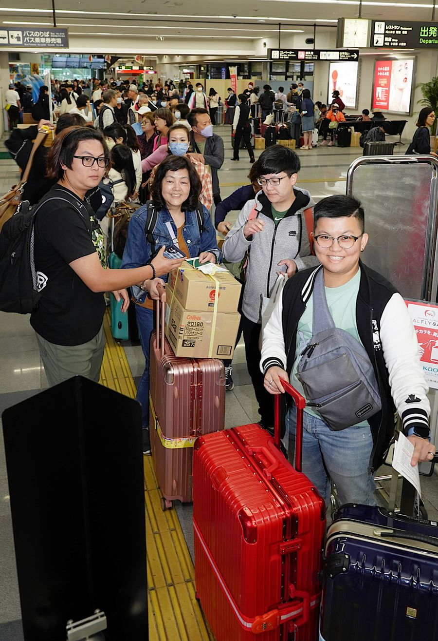 帰路に就く第１便のツアー客。空港ロビーはごった返した　（南国市の高知龍馬空港）