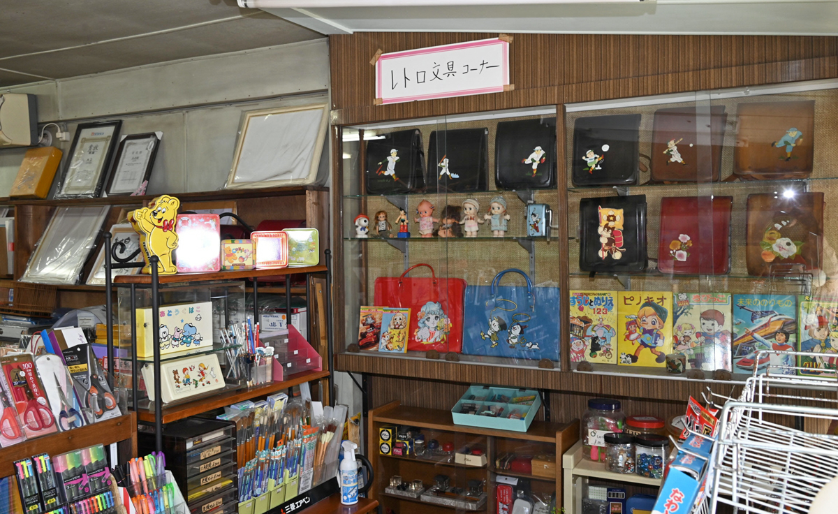 昭和レトロな品々ずらり 「佐藤定紙文具店」時代超え 街と子ども見守り