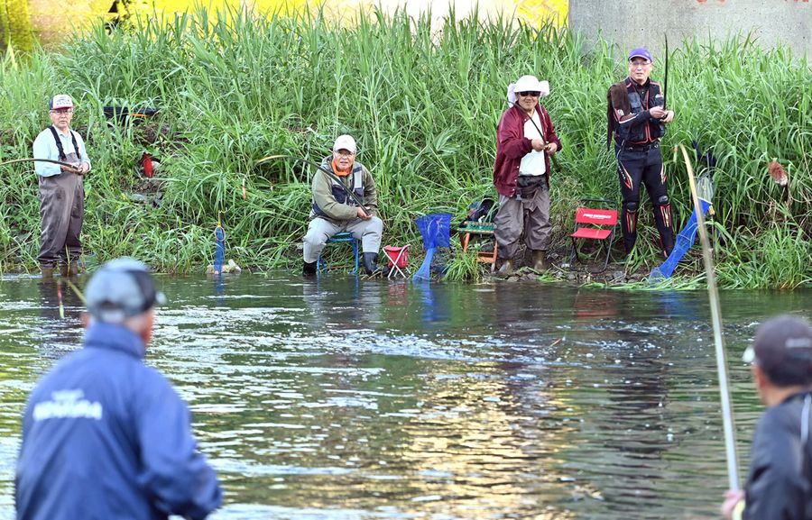 川辺に陣取りアユとの駆け引きを楽しむ釣り人たち（須崎市の新荘川＝佐藤邦昭撮影）