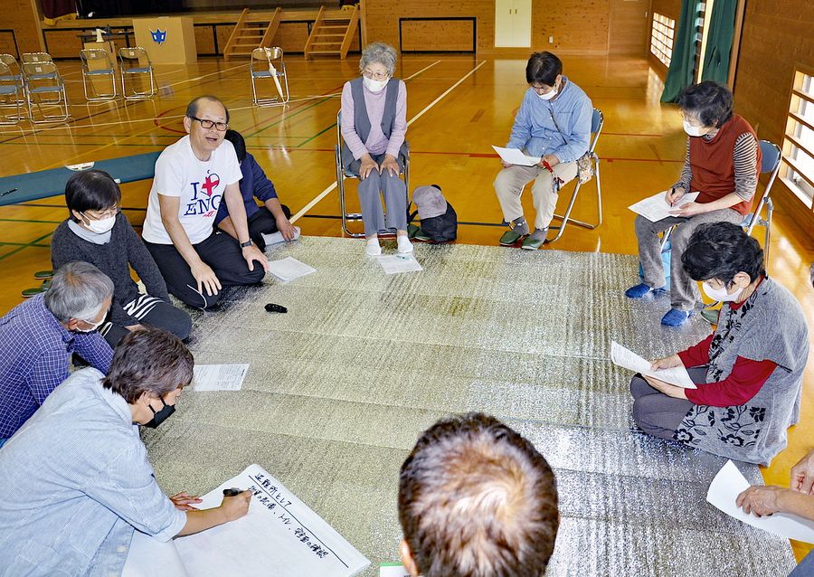 施設の利活用について活発に議論する住民ら(写真はいずれも四万十市下田)