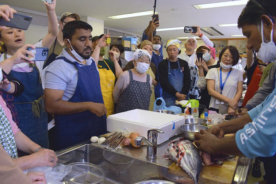 モルディブのカツオ料理を学ぶ参加者ら（写真はいずれも中土佐町の中土佐町民交流会館）