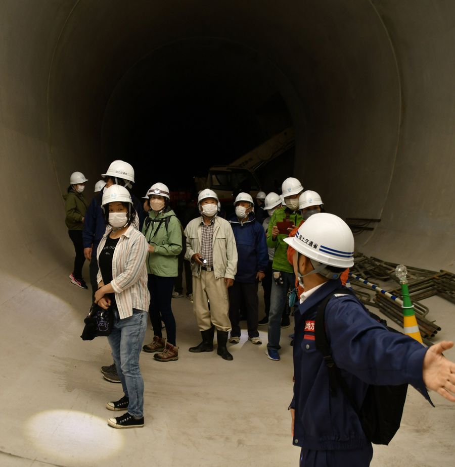 新日下川放水路の工事現場を見学する参加者(日高村沖名)