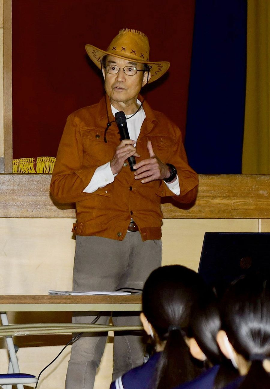 困難にも諦めず一歩踏み出す「ジョン万スピリット」を伝える垣内守男さん　（土佐清水市加久見の清水高校）