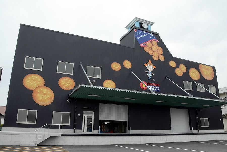 ミレーをちりばめたような外観。時計台からはチャイムやメロディーも流れる