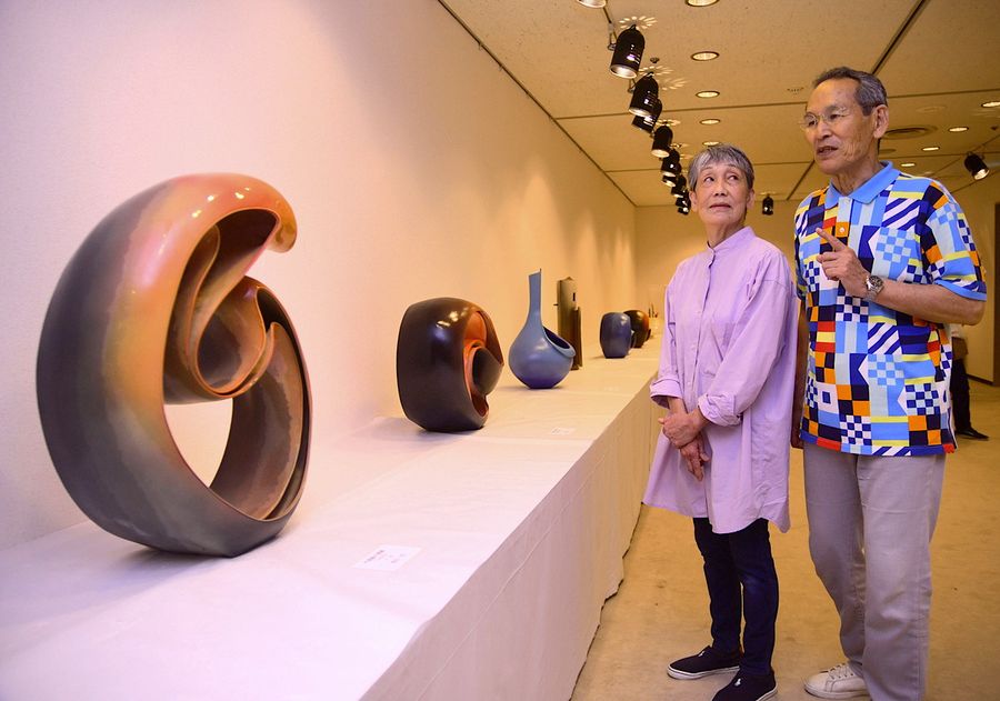 独自の世界観で陶芸作品を手がける橋村るみさん（左）と一彦さん＝土佐清水市民文化会館