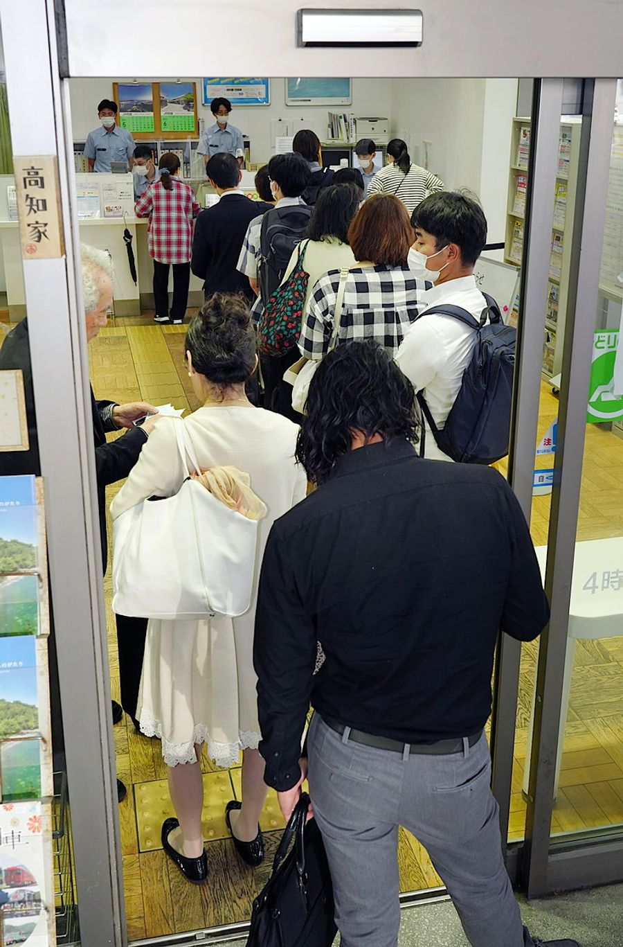 値上げを翌日に控え、みどりの窓口には長蛇の列ができた（１９日午後６時ごろ、ＪＲ高知駅）