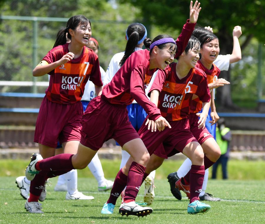 【女子決勝　高知―高知商】後半２６分、小松の左ＣＫがオウンゴールを誘って均衡を破り、笑顔で駆け出す高知イレブン（春野球技場＝河本真澄撮影）