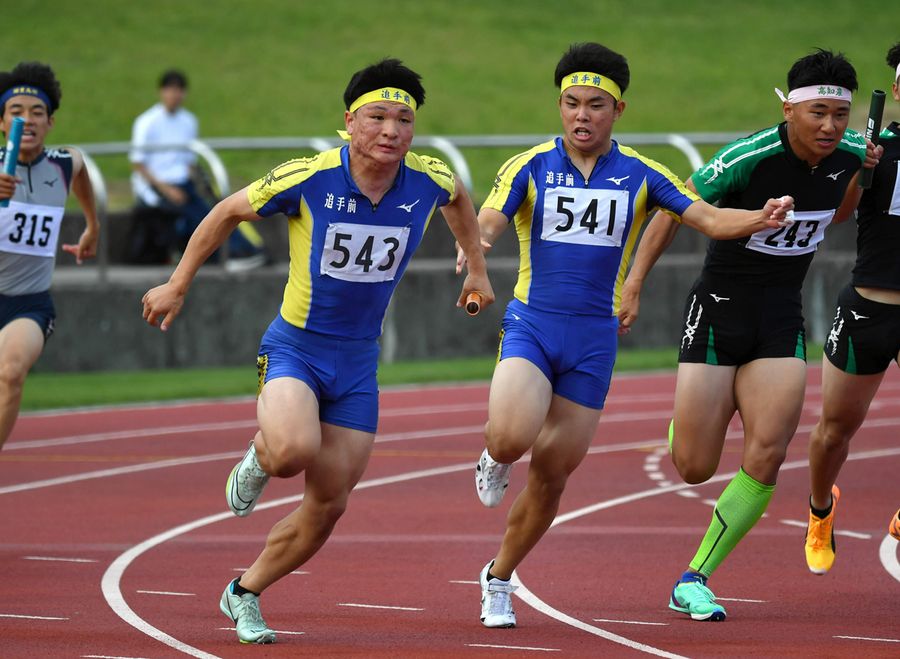 【男子４００メートルリレー決勝】４１秒４７で優勝した追手前。３走久武から４走鹿毛にバトンが渡る（春野陸上競技場＝河本真澄撮影）