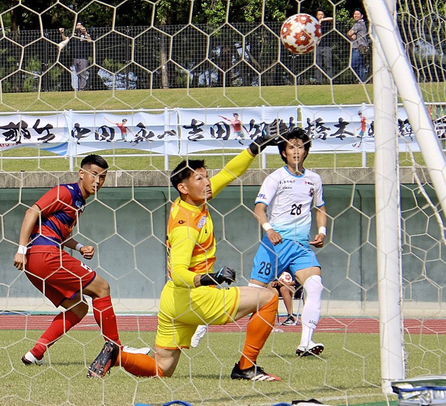 【１回戦　ベルガロッソいわみ―高知ユナイテッドＳＣ】延長後半８分、高知Ｕ・東家（２８）が右足でゴールを決め、２―１と勝ち越す（島根県出雲市の浜山公園陸上競技場）