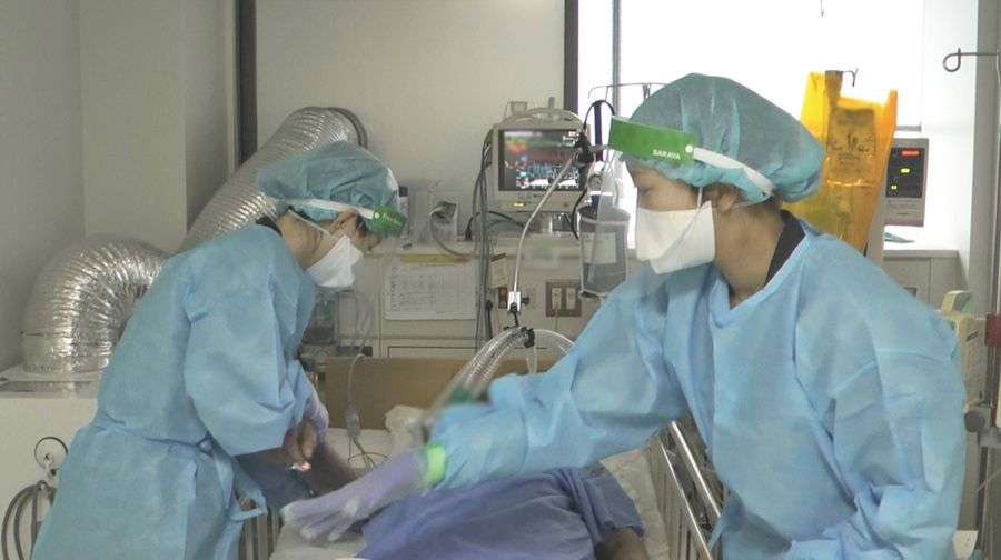 コロナ病棟で患者に対応する看護師（２０２２年１１月、近森病院提供）