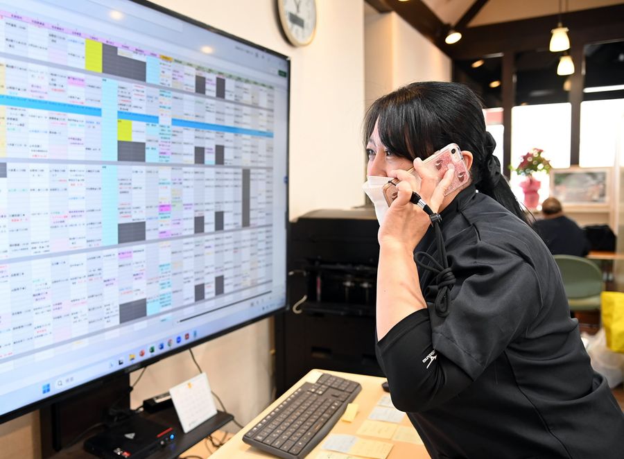利用者宅への訪問日程を確認する訪問看護ステーションの看護師（高知市内＝森本敦士撮影）