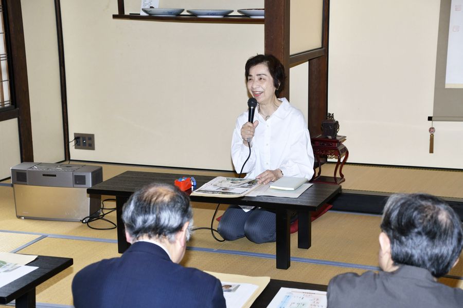 牧野富太郎博士と坂本家のつながりについて話す前田由紀枝さん（佐川町のキリン館）