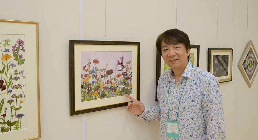 「押し花をやる者にとって、牧野博士は神様のような人」と話す杉野宣雄さん　（写真はいずれも北川村野友甲のモネの庭マルモッタン）