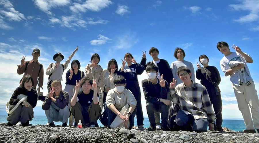 琴ケ浜で記念撮影するかめイズムメンバー（芸西村）