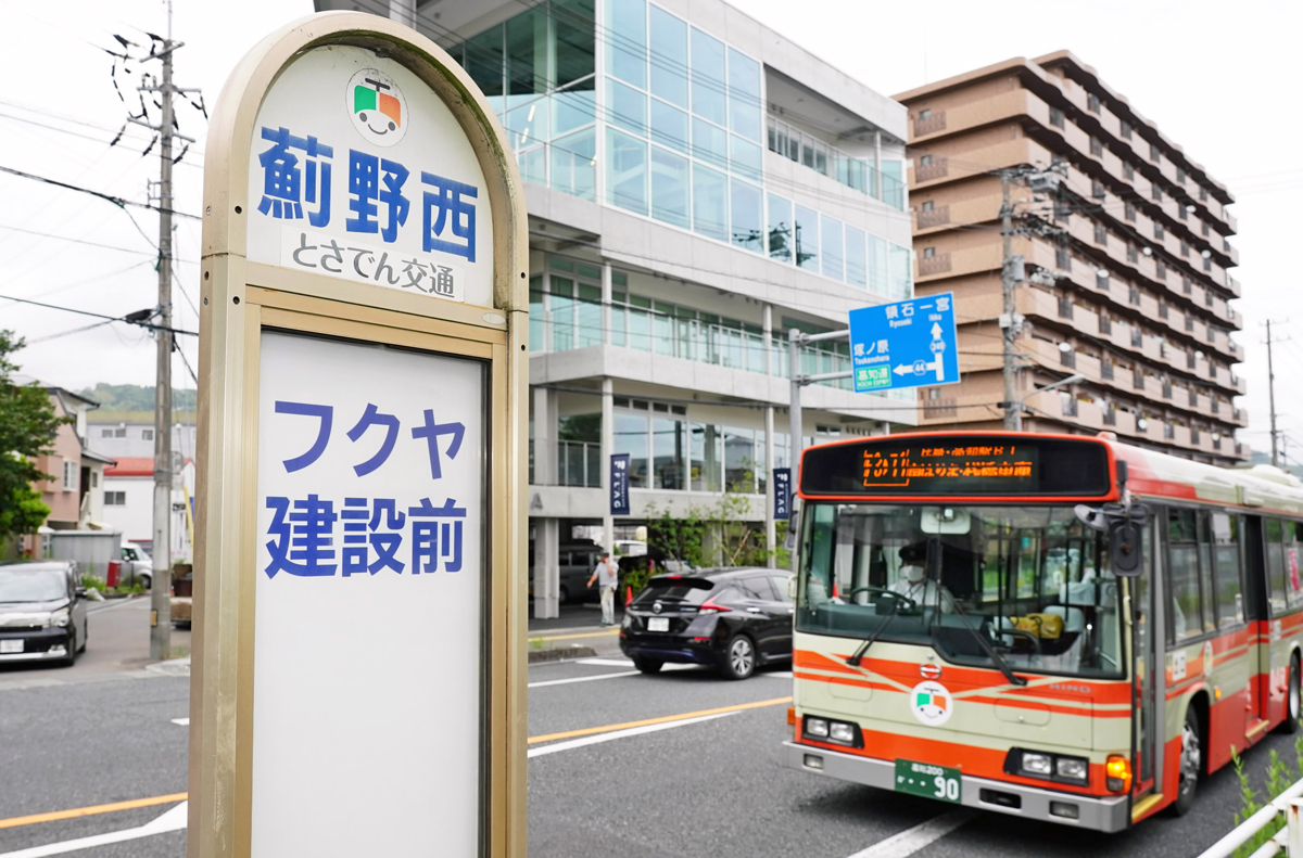 名古屋発西部 名古屋モザイク クラフトタイル リネクシス 220×30ボーダー凹面