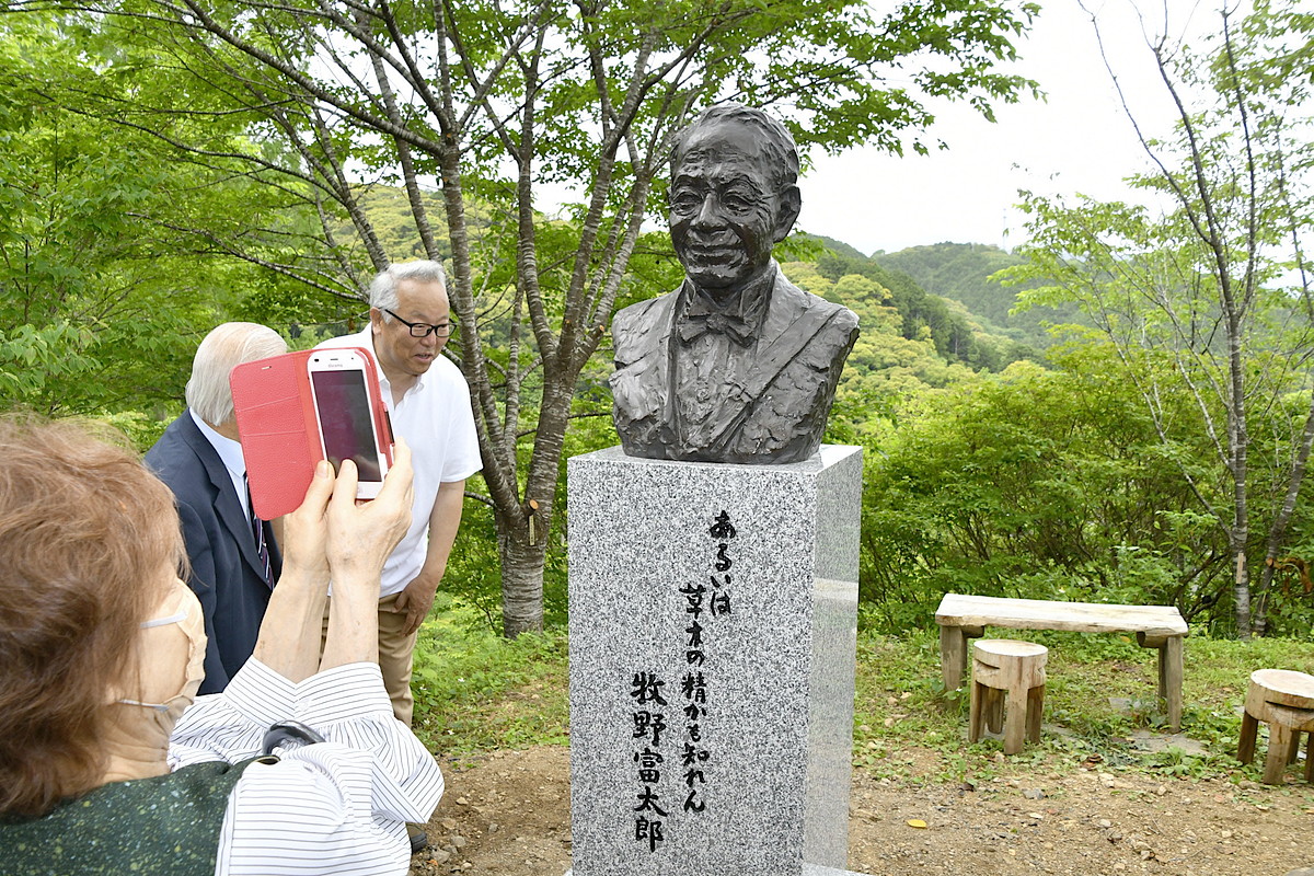 牧野富太郎博士、らんまんの笑顔 新たな胸像が出身地・高知県佐川町に
