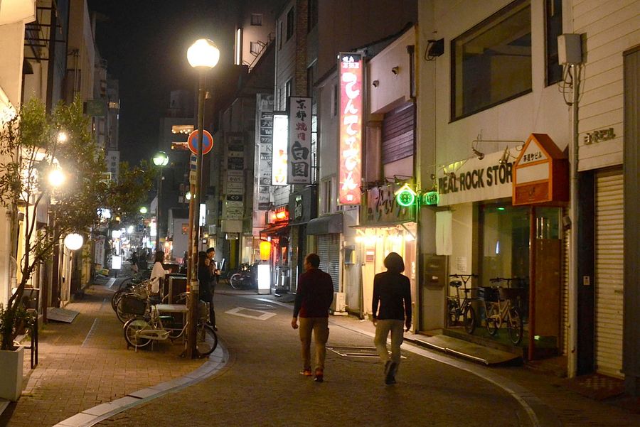 コロナ禍が直撃した夜の街。人出は戻りきっていない（高知市内）