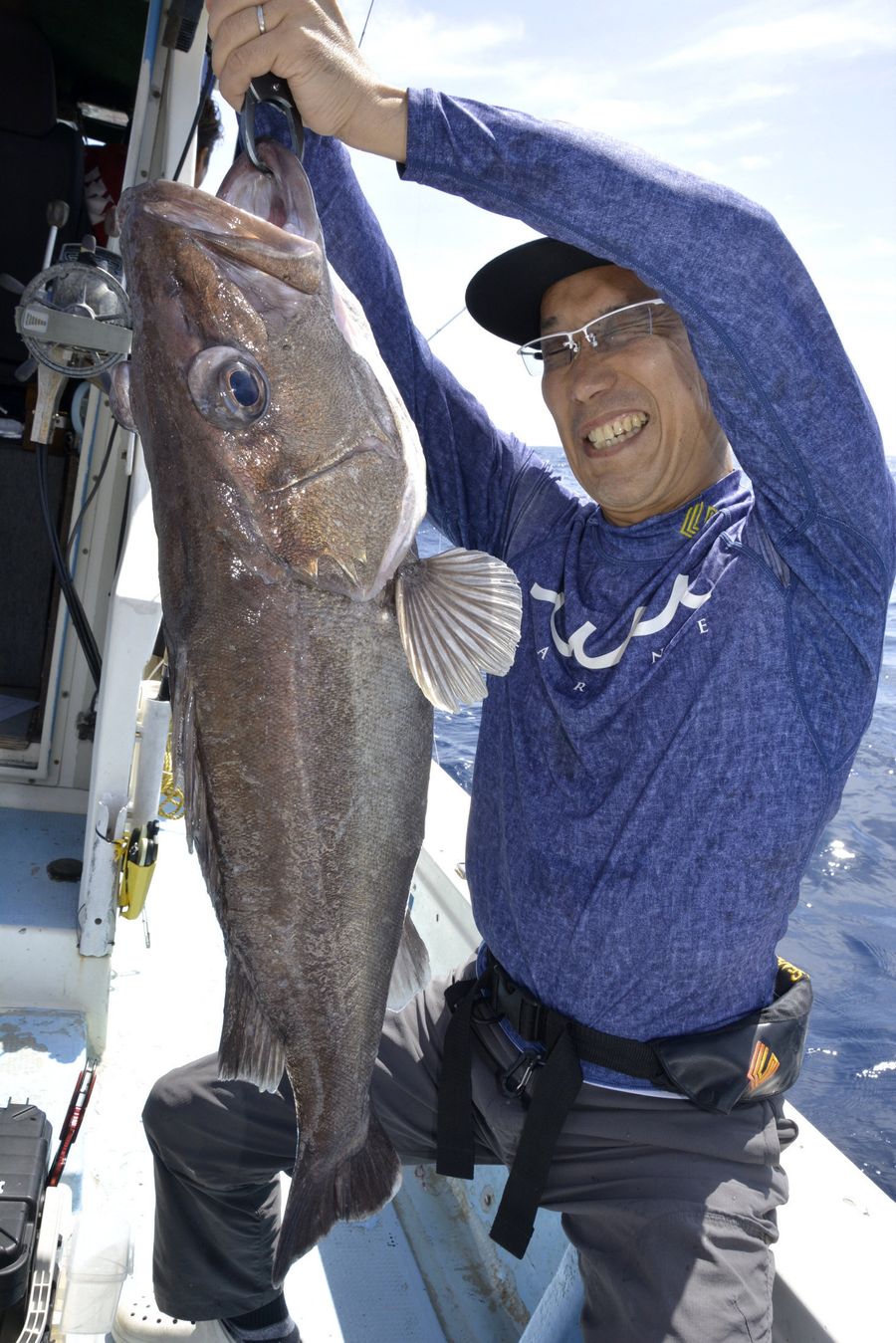 良型のアラを釣り上げて喜ぶ参加者