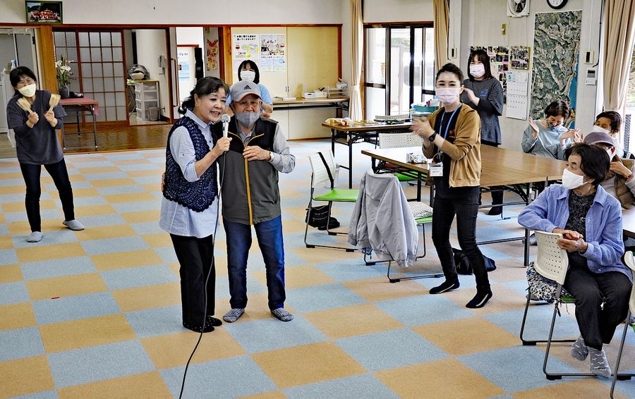 あったかふれあいセンターみうらの集いでカラオケを楽しむ住民ら（黒潮町出口の出口集会所）