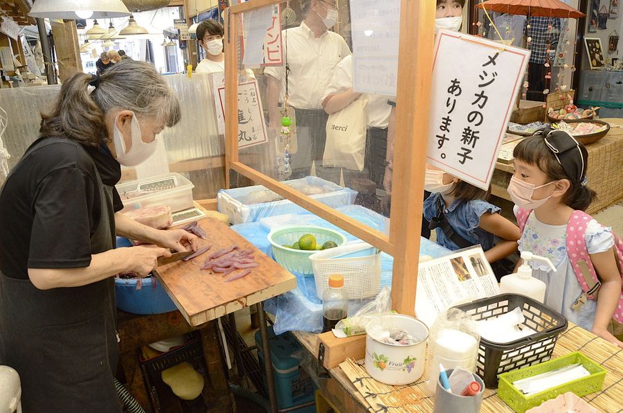 客の目の前でさばいて即売してきた従来のメジカの新子の販売。衛生管理の見直しで、今夏からはこうした風景は見られない（昨年８月、写真はいずれも中土佐町久礼の久礼大正町市場）