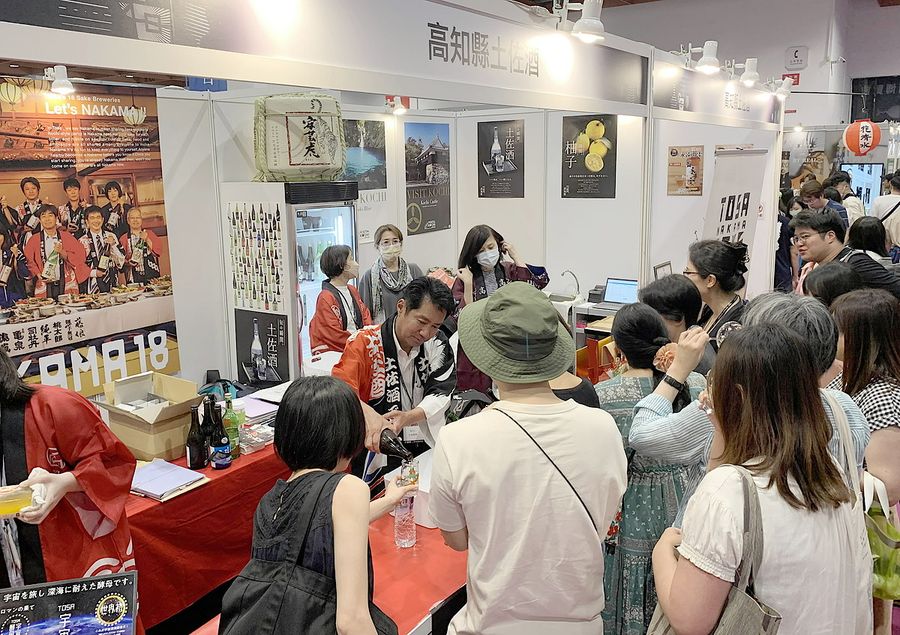 土佐酒の魅力をアピールした展示会（台湾・台北＝高知県提供）