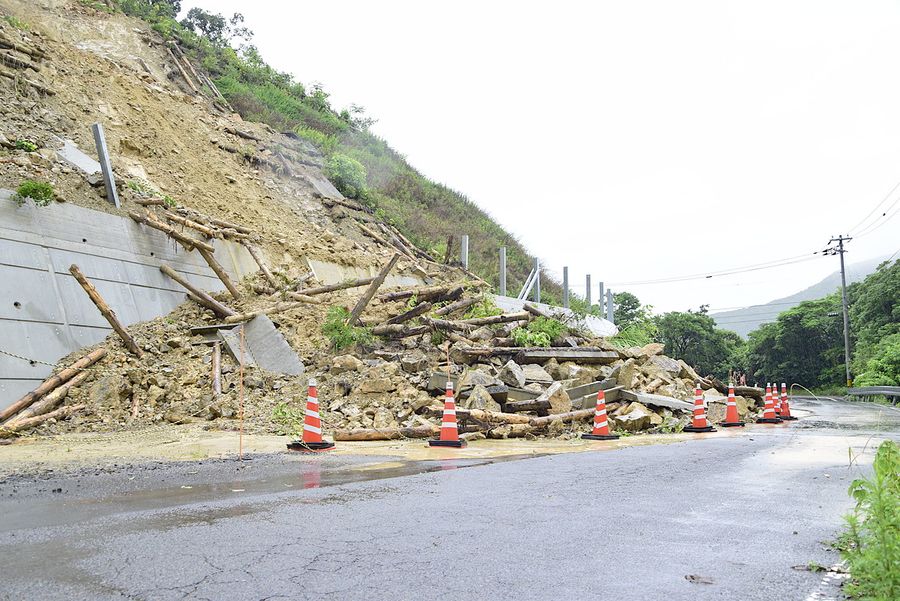 約２０メートルにわたって土砂が流れ込んだ県道安満地福良線（大月町泊浦）