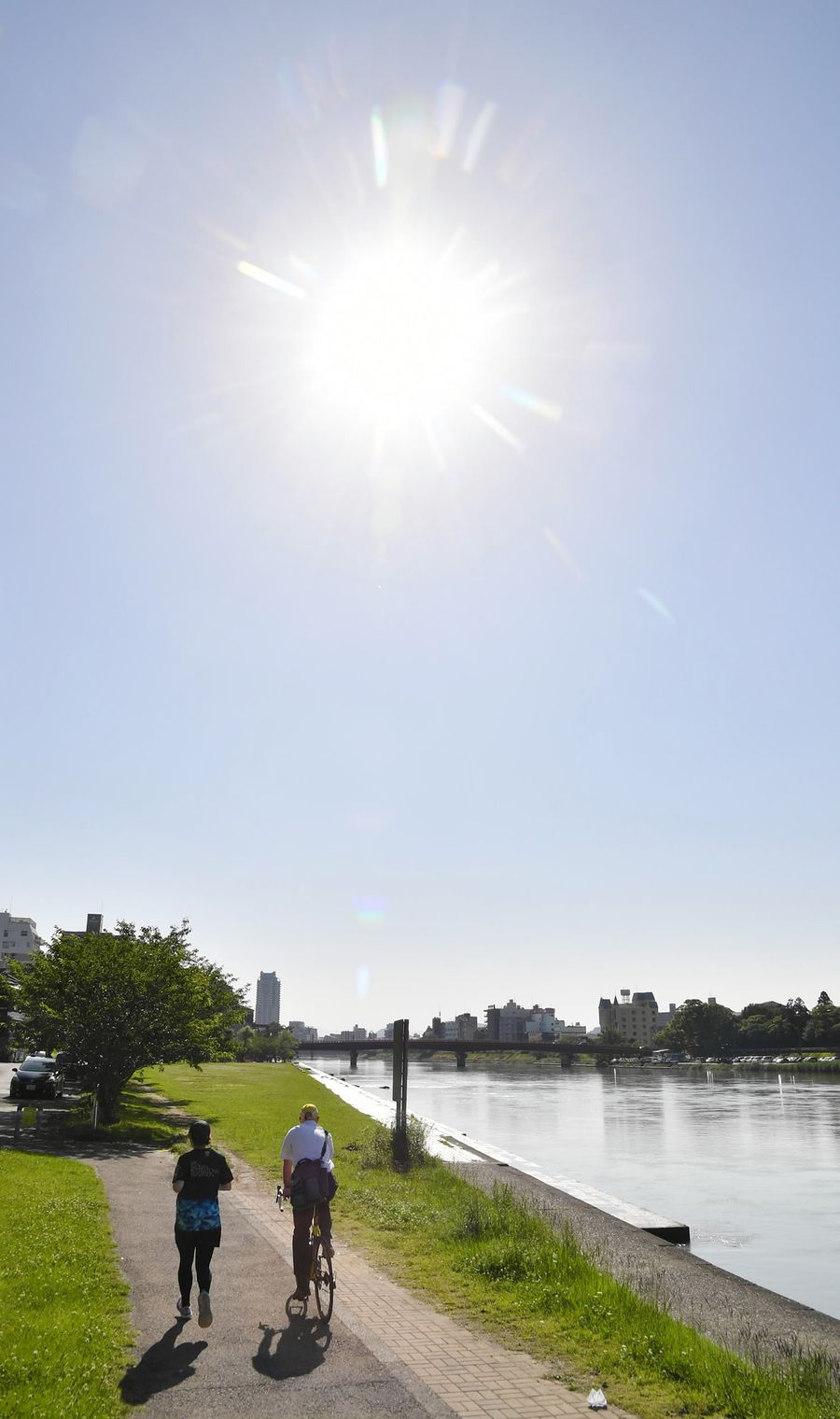 台風が過ぎ、雲一つない晴天が広がった（高知市鷹匠町２丁目）