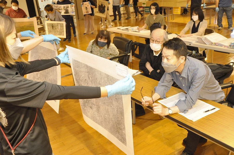 第１２回高知国際版画トリエンナーレ展の審査風景。審査員３人が一点一点を真剣なまなざしで吟味した（いの町紙の博物館）