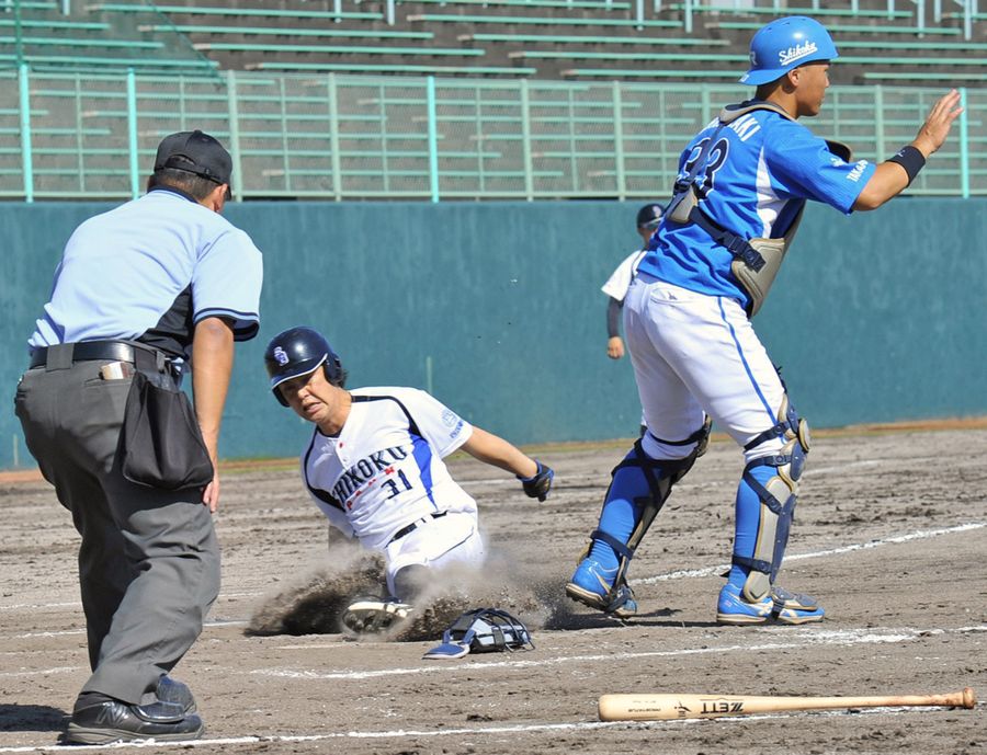 【四国銀行―ＪＲ四国】８回裏四銀無死一、三塁、大北の右飛で三走山中が生還。１―７とする。捕手篠崎（鳴門オロナミンＣ球場）