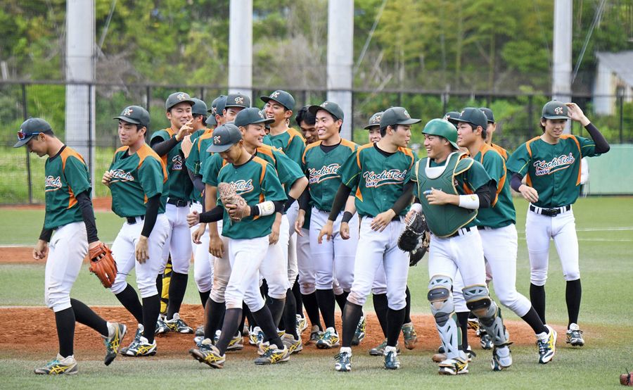 ５月１４日の愛媛大２回戦で２季連続６度目のリーグ制覇を果たし、喜び合う高知工科大ナイン。２度目の全日本選手権で県勢初勝利を狙う（香美球場）