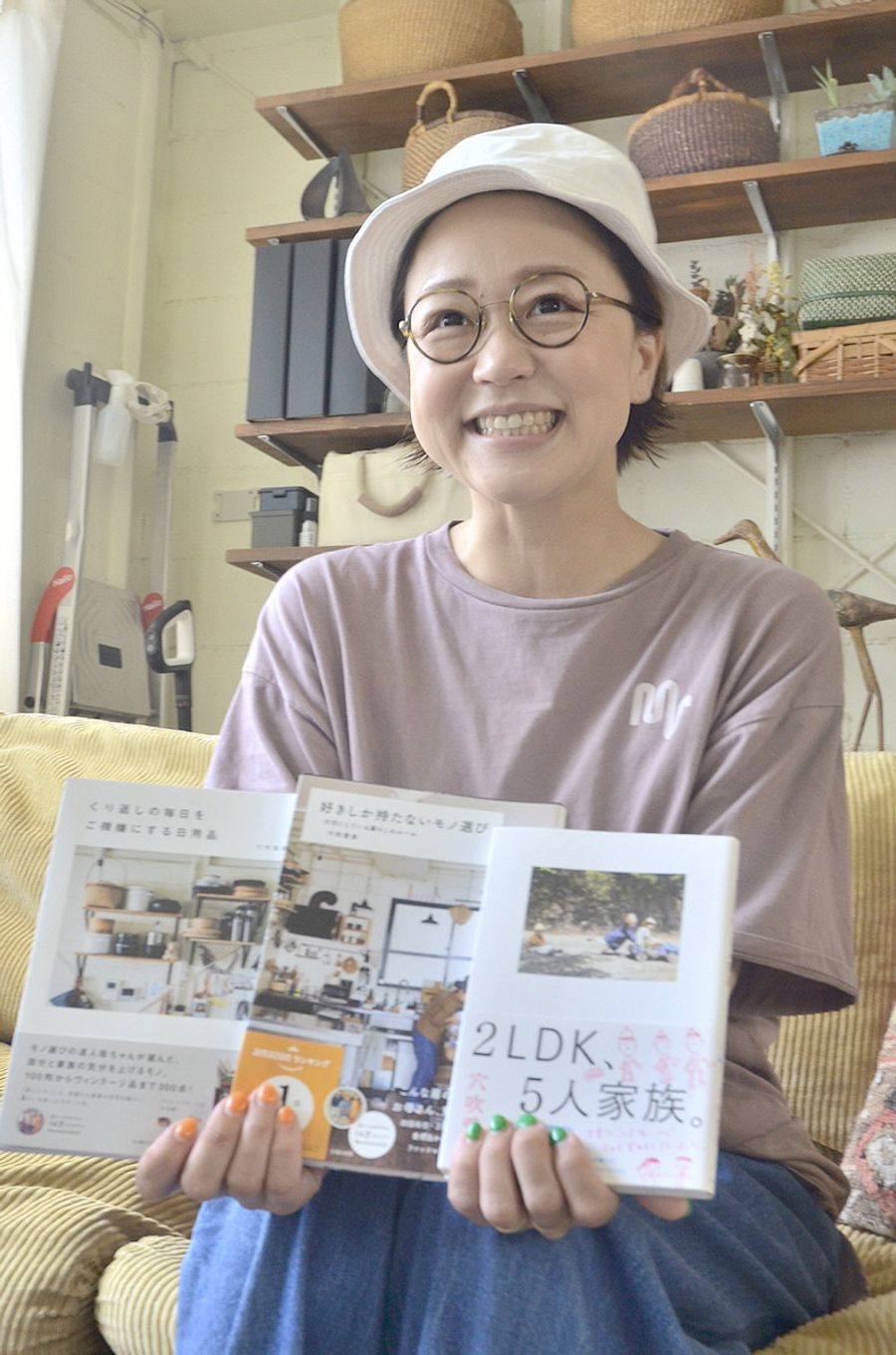 インスタをきっかけに３冊の本を出版した穴吹愛美さん。「注目されて驚きです」（高松市塩上町３丁目の自宅）