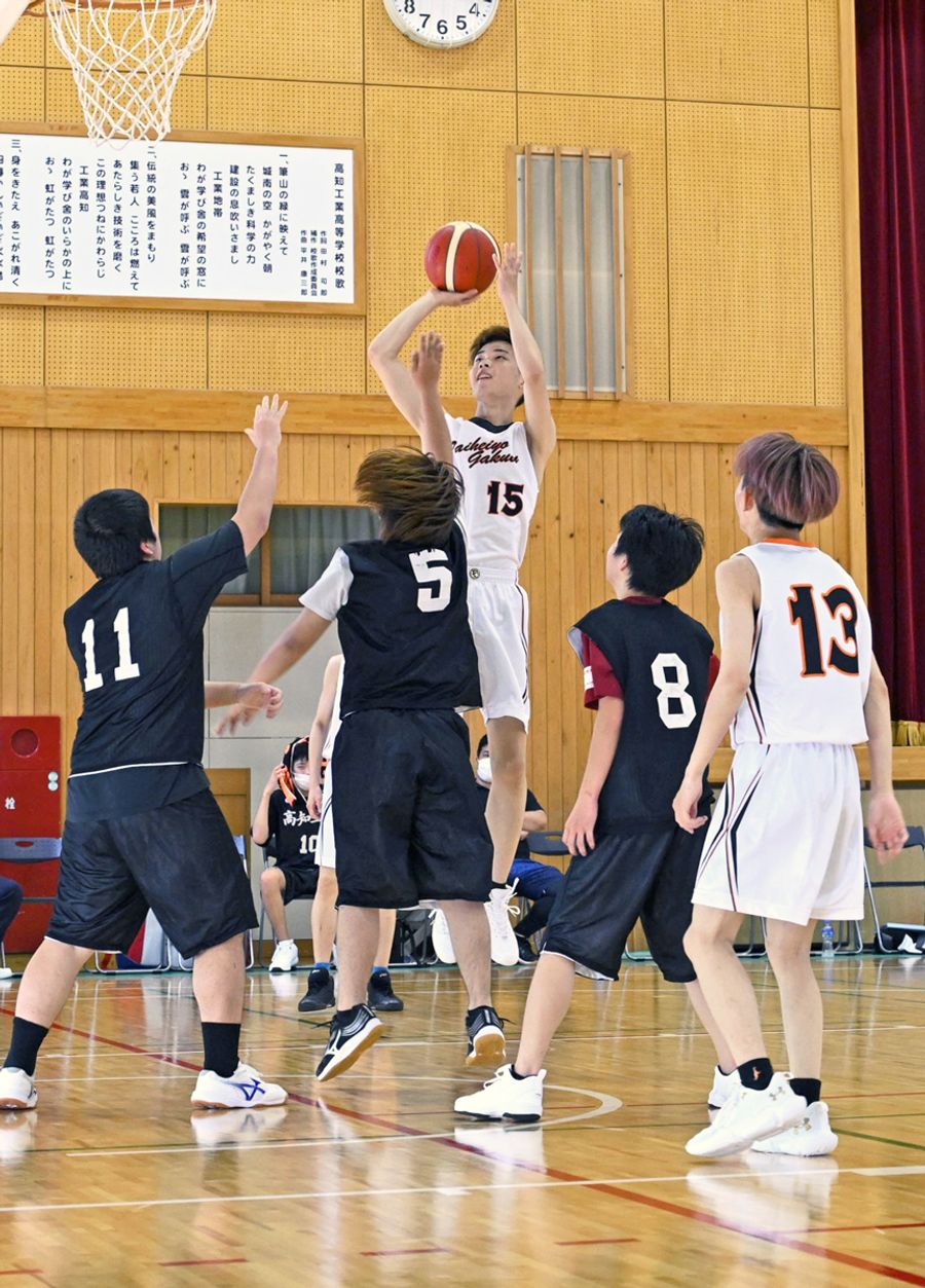 ５競技が行われた県定時制通信制高校体育大会。バスケットボール男子の太平洋―高知工の試合から（高知工高）