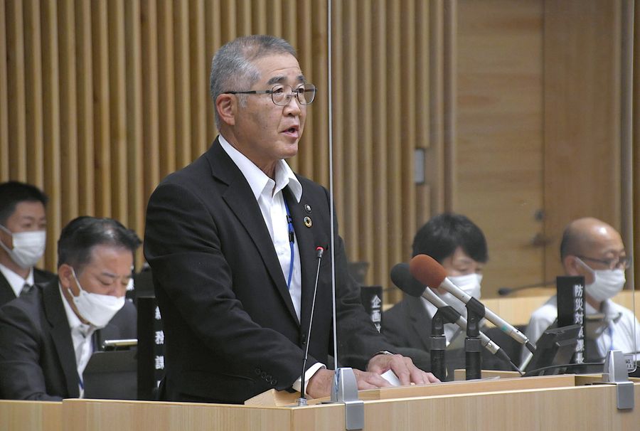 土佐市議会６月定例会でカフェ問題について説明する板原啓文市長