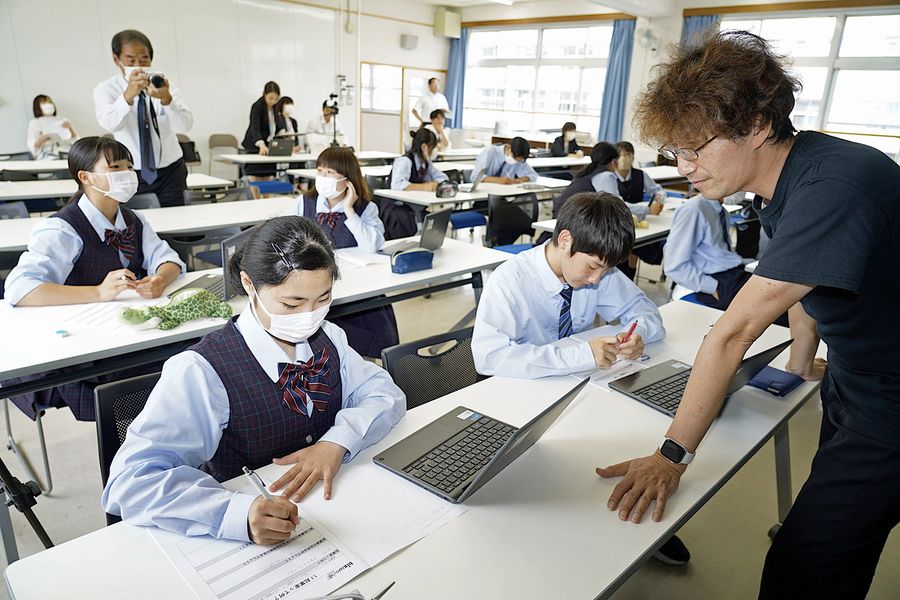 起業家精神やビジネスの基礎について学ぶ高校生（香美市土佐山田町旭町３丁目の山田高校）