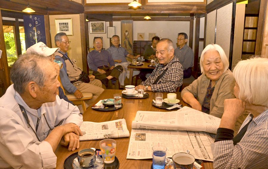 毎朝お年寄りが集まり、世間話に花が咲く高田屋（写真はいずれも奈半利町乙）