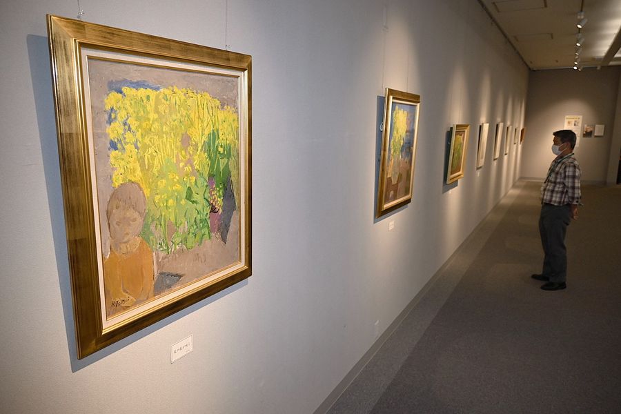 菜の花やツバキなど花を題材にした作品を紹介する企画展（芸西村和食甲の筒井美術館）