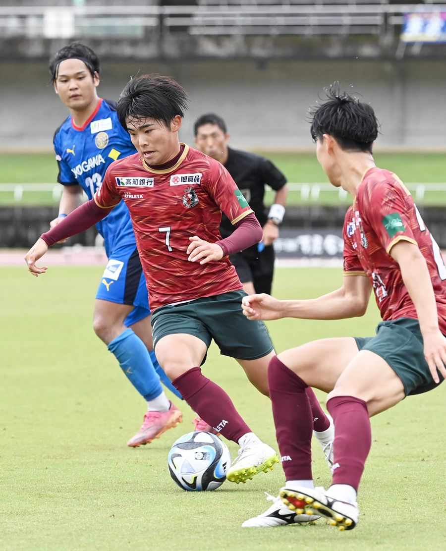 前節の東京武蔵野ユナイテッドＦＣ戦、ドリブルで攻め上がる後半途中出場のＭＦ樋口（７）。サイドを起点にした攻めで主導権を握れるか（春野陸上競技場）