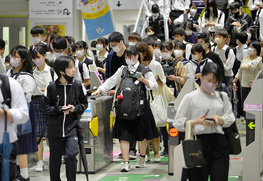 通学定期券を利用する高校生ら（ＪＲ高知駅）