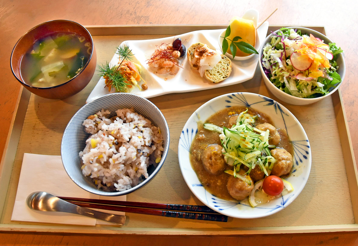 田園風景眺めながら色とりどり8品 気まぐれランチ―《自慢のイッピン