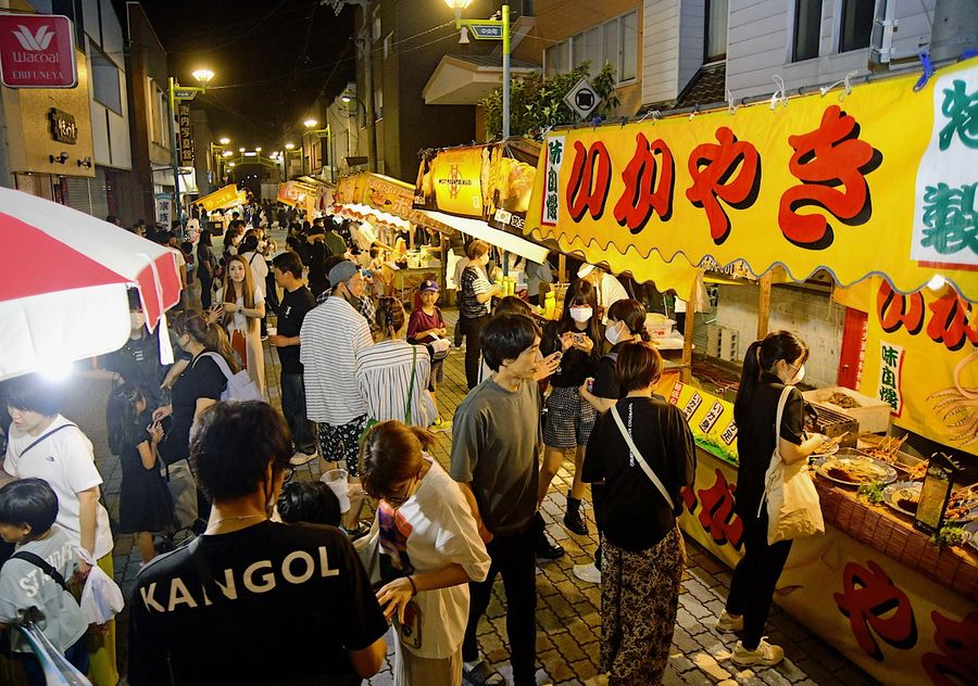多くの家族連れらでにぎわった土曜夜市(土佐清水市中央町)