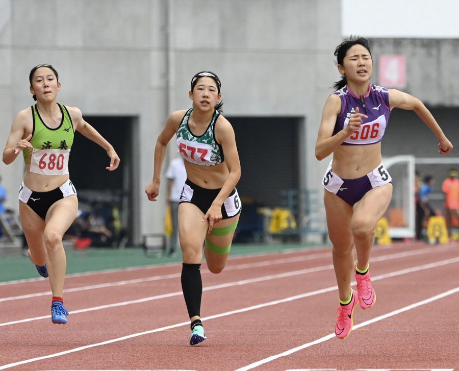 【女子１００メートル決勝】１１秒８０の高知県高校新記録で優勝した高知の恒石望乃（右）。２位に高知農の岡林沙季（中央）が入り、高知県勢でワンツーフィニッシュを決めた＝Ｐｉｋａｒａスタジアム