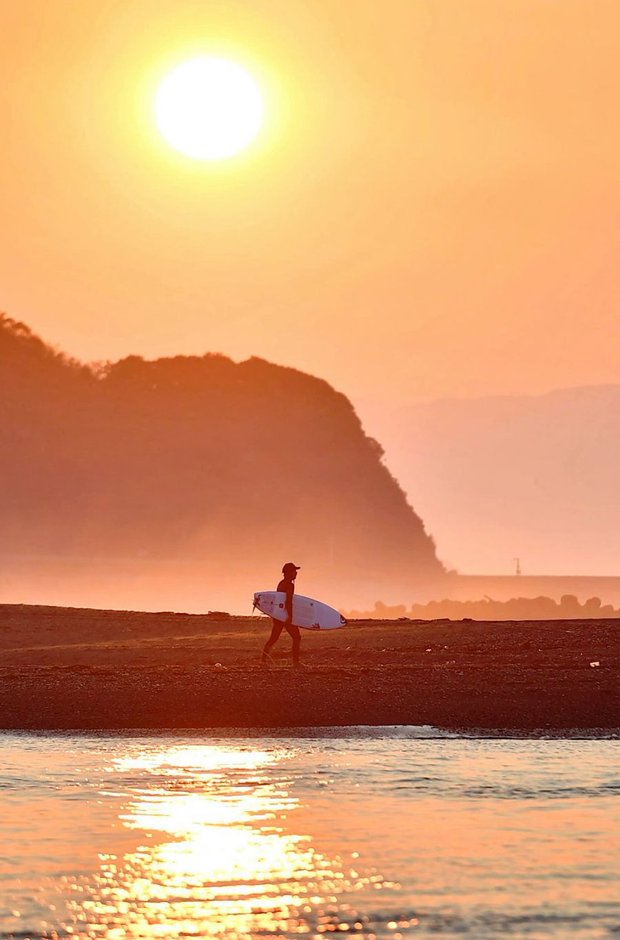 サーファーが夜明けとともに海へ急いだ（土佐市新居）